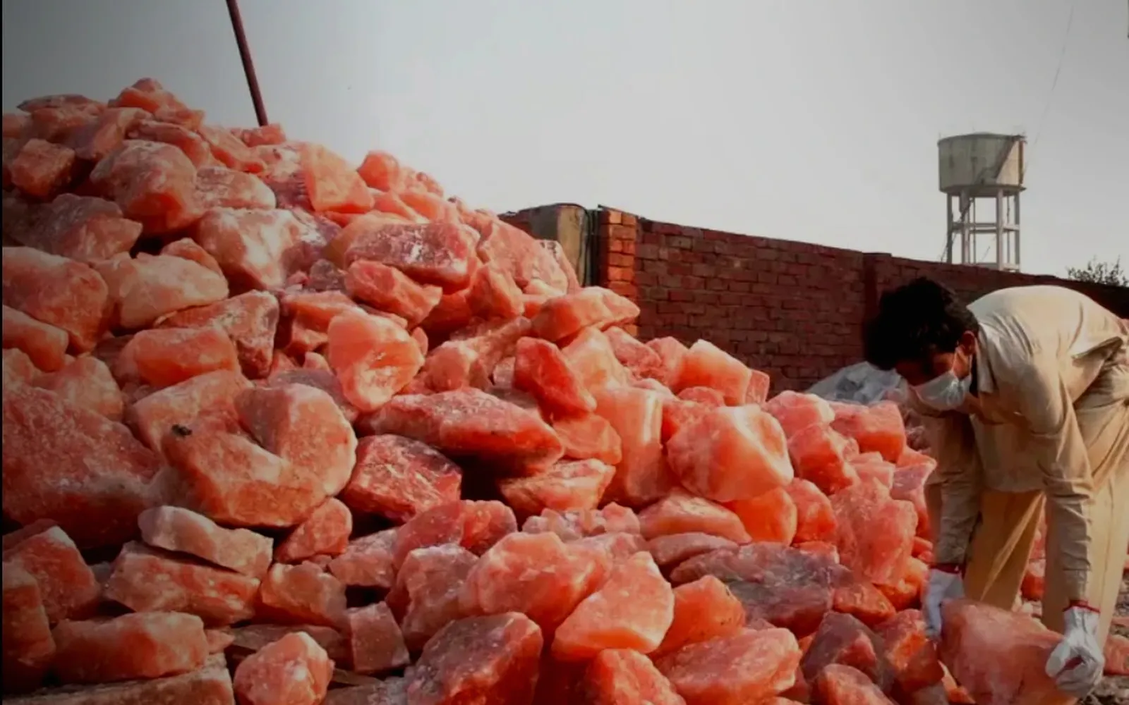 Raw Himalayan salt pile wholesale supply